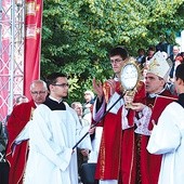 Na zakończenie Eucharystii biskup udzielił błogosławieństwa relikwiami