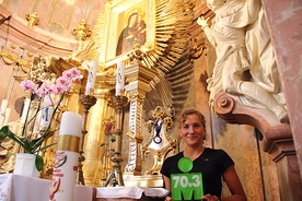 Ewa Bugdoł w kościele w Rudach z ostatnim trofeum zdobytym w Austrii. W tle medal mistrzostw Europy, który ofiarowała Matce Bożej Pokornej w 2011 r.