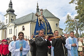 Pieta hałcnowska w drodze  na ołtarz polowy