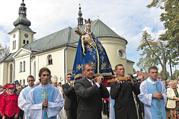 Pieta hałcnowska w drodze  na ołtarz polowy