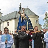 Pieta hałcnowska w drodze  na ołtarz polowy