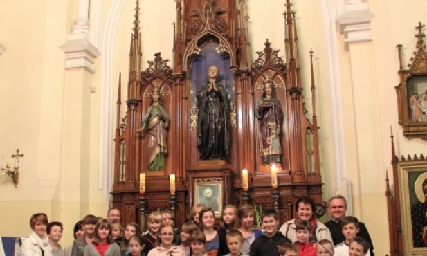 Dzieci i młodzież z parafii św. Jakuba Apostoła w Zdunach wraz z ks. Krzysztofem Przybyszem, katechetami i nauczycielami