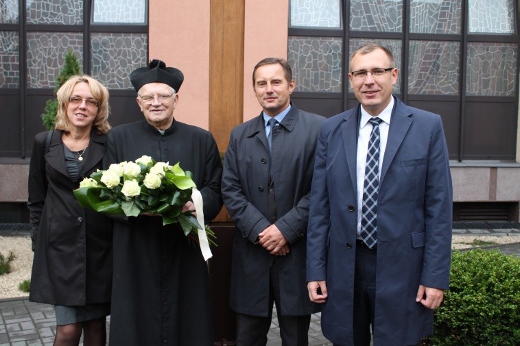 Od lewej: przewodnicząca Rady Miasta Jolanta Gonta, ks. prał. Józef Kwiatkowski, burmistrz Piotr Osiecki i poseł Maciej Małecki