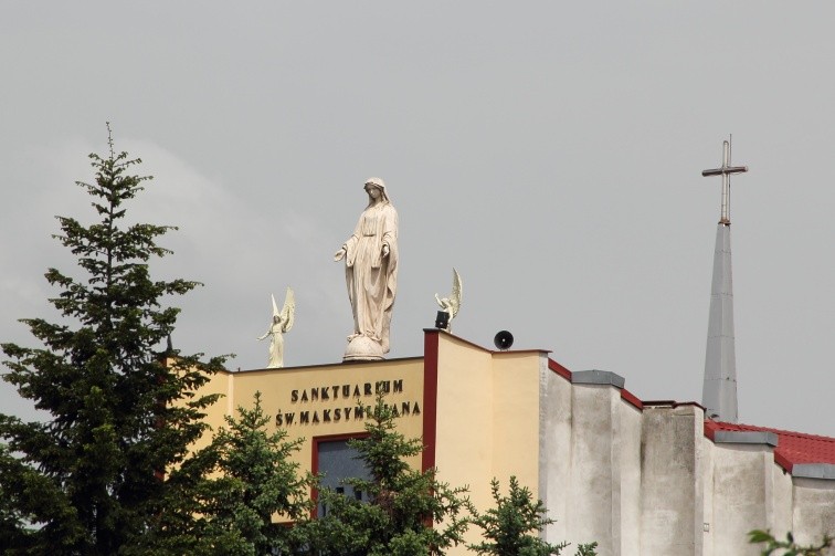 Nad wejsciem do sanktuarium w Szczukach pielgrzymów witają figury Maryi i aniołów