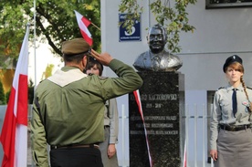 Pomnik prezydenta Ryszarda Kaczorowskiego stanął przy siedzibie sochaczewskiego Hufca ZHP
