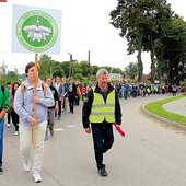 W pielgrzymkach uczestniczy młodzież z Zespołu Szkół Zawodowych  im. ks. Stanisława Staszica, Zespołu Szkół Rolniczych im. Wincentego Witosa, Zespołu Szkół Zawodowych im. Sandora Petofi, Liceum Ogólnokształcącego  im. Jana Bażyńskiego. Oprócz uczniów tych placówek do pielgrzymki dołącza młodzież z ostródzkich szkół salezjańskich