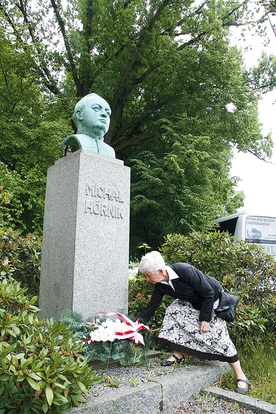 Rolą „Katolskiego Posoła” od 150 lat jest  m.in. podtrzymywanie i budowa tożsamości narodowej katolickich Serbów łużyckich. Na zdjęciu pomnik Michała Hórnika,  założyciela pisma