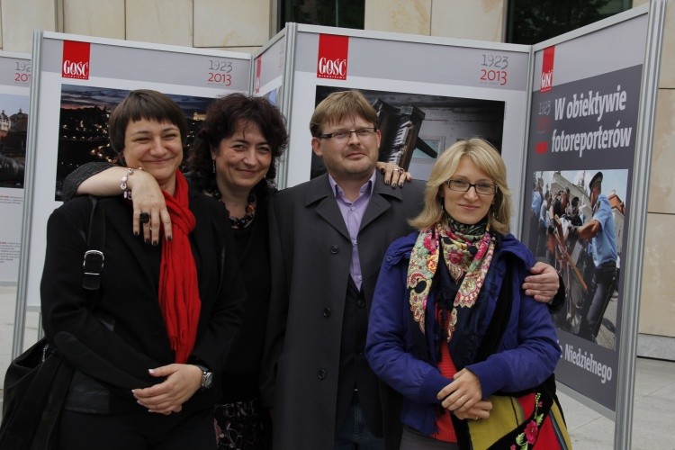 Od lewej: Agnieszka Napiórkowska, Barbara Jaworska (opiekun łowickiej edycji), Marcin Kowalik i Monika Augustyniak