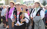 Panie z kółka różańcowego z parafii św. Wojciecha i św. Barbary w Kompinie trzymają wielki różaniec