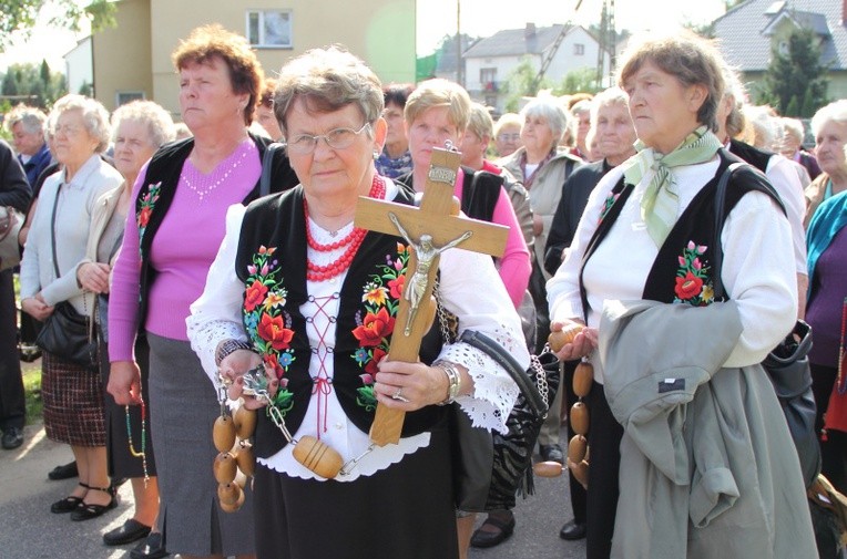 Panie z kółka różańcowego z parafii św. Wojciecha i św. Barbary w Kompinie trzymają wielki różaniec