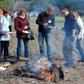 Nie brakowało chętnych, by spróbować ziemniaków prosto z ogniska