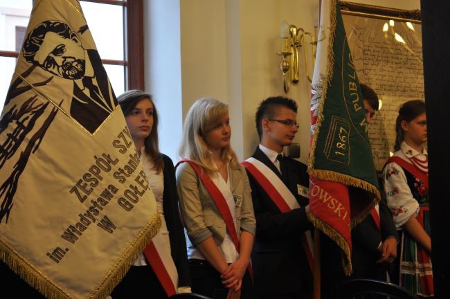 Na ogólnopolskim zlocie poszczególne szkoły reprezentowały ich poczty sztandarowe