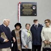 Przedstawiciele żydowskich gmin wyznaniowych pod tablicą upamiętniającą synagogę