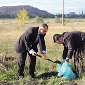 Burmistrz Radzionkowa Gabriel Tobor, którego dziadek Michał był wywieziony do pracy w jednej z kopalń Donbasu, z szefem wydziału promocji Jarosławem Wrońskim zabierają ziemię z Donbasu. Zostanie ona przekazana Centrum Dokumentacji Deportacji Górnoślązaków do ZSRR w 1945 roku. W tle kopalnia Rosija koło miasta Krasnoarmiejsk 