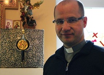  Ks. Artur Adamczak jest dyrektorem Diecezjalnego Domu Rekolekcyjnego i Pomocy Charytatywnej „W Duchu Świętym” oraz opiekunem duchowym Wspólnoty Apostolstwa Miłości w Duchu Świętym 