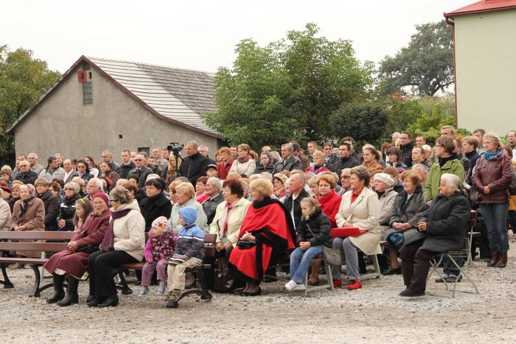 Proszówki. Poświęcenie placu.