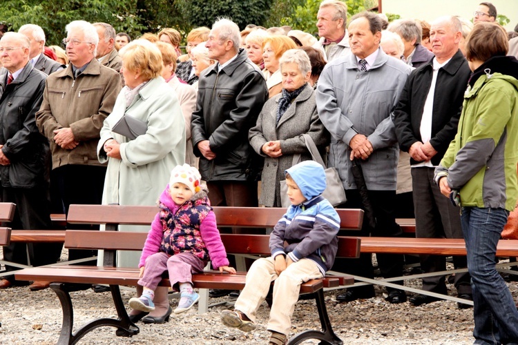 Proszówki. Poświęcenie placu.