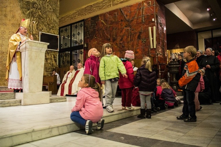 W czasie homilii dzieci nie odstępowały bp. Dziuby