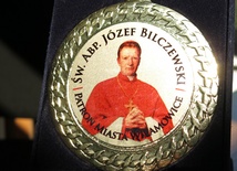 Św. Józef Bilczewski na medalu pamiątkowym.