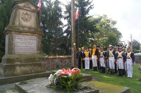 Uczestnicy rekonstrukcji historycznej złożyli kwiaty przy pomniku pochodzącego z okolic Gołymina gen. Karola Zielińskiego