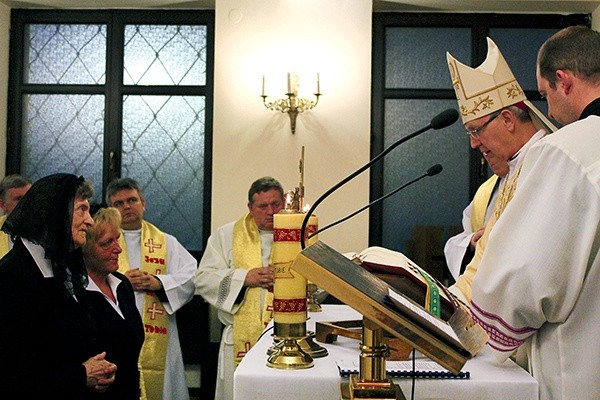  Obrzęd błogosławieństwa – konsekracji jest dla wdowy początkiem życia poświęconego Bogu, chociaż ona sama pozostaje w dotychczasowym środowisku życia