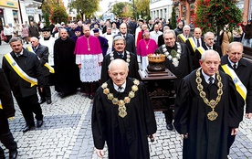 Relikwiarz niesiono centralnym deptakiem miasta