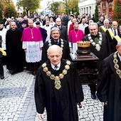 Relikwiarz niesiono centralnym deptakiem miasta