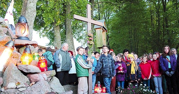  Na „Kalwarii Prymasa” zapalono znicze i odmówiono modlitwę w intencji beatyfikacji sługi Bożego kard. Stefana Wyszyńskiego