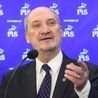 Macierewicz: Zdjęcie skrzydła jest z raportu MAK