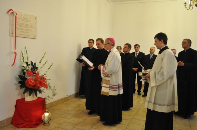 W seminaryjnym hallu bp Piotr Libera poświęcił tablicę upamiętniającą bohaterskiego biskupa kieleckiego - absolwenta płockiego seminarium