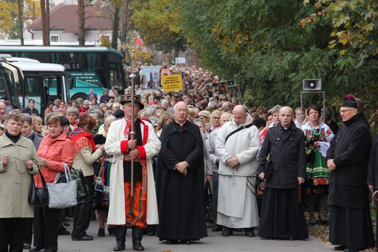 Po Mszy św. pątnicy przeszli do sanktuarium rozważając po drodze tajemnice radosne różanca