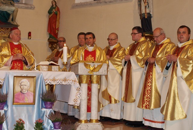 Eucharystia koncelebrowana przez kapłanów dekanatu cieszyńskiego pod przewodnictwem bp. Tadeusza Rakoczego
