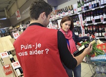 Z przeprowadzonych sondaży wynika, że Francuzi chcą,  by hipermarkety były w niedziele otwarte, ale jednocześnie sami nie zgadzają się pracować tego dnia