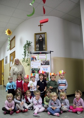 S. Anna i dzieci z przedszkola sióstr misjonarek Świętej Rodziny w Łowiczu