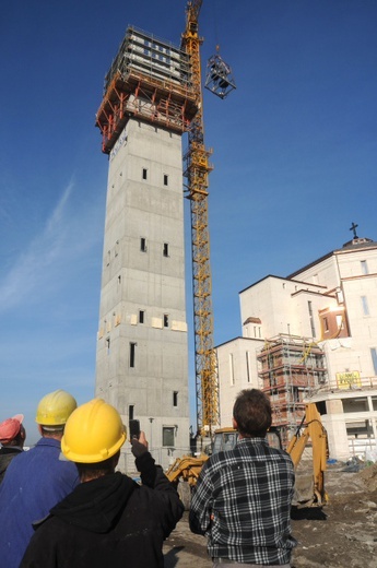 Montaż dzwonów w Centrum JPII