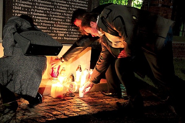  Jest szansa, że do przyszłego roku powstanie we Wrocławiu pomnik dziecka utraconego. Tym razem znicze zostały złożone na cmentarzu ojców franciszkanów