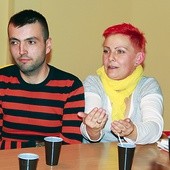 Karolina i Maciej, rodzice po stracie, przekonywali w Słupsku, że każdy ma prawo do żałoby po śmierci dziecka