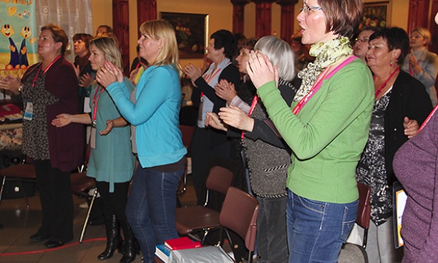 Przed rozpoczęciem konferencji wszyscy uwielbiali Boga śpiewem i tańcem