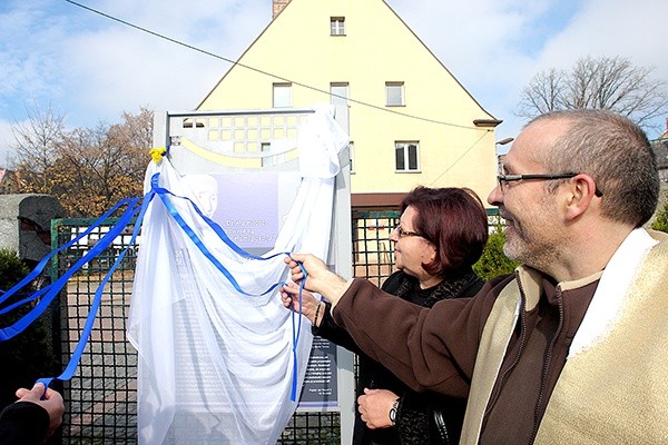 Odsłonięcie pamiątkowej tablicy na skwerze