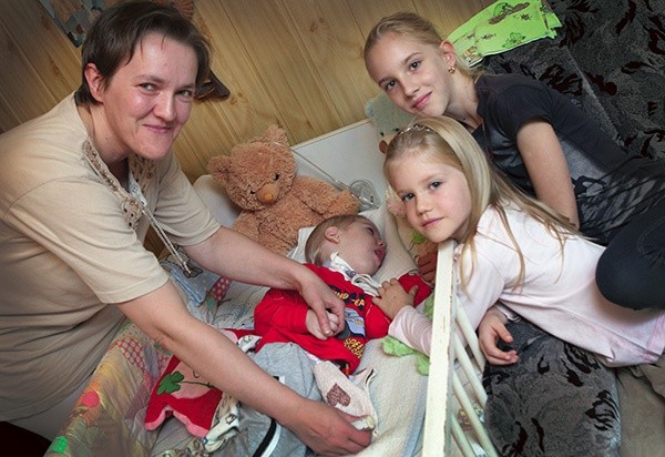 Teresa Wojnar całe dnie i noce opiekuje się Jasiem. Asystują jej w tym córki Gabrysia (powyżej) i Roksana