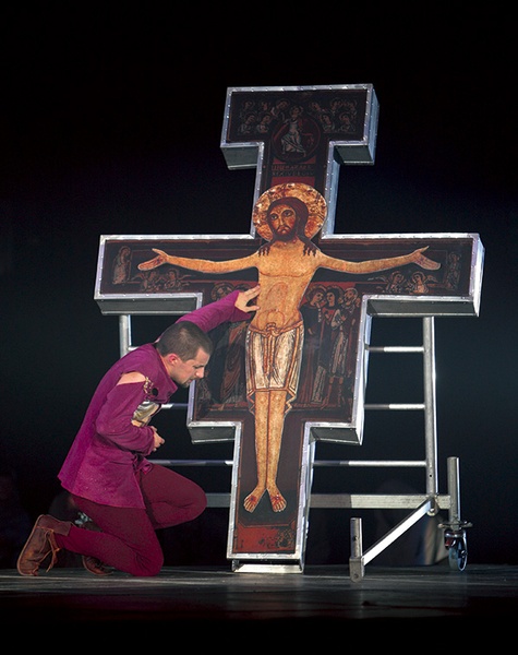 Michał Łysiak jako święty Franciszek modlący się pod krzyżem 