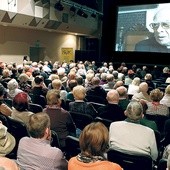 – Życzę wszystkim olsztynianom, by byli szczęśliwi, by dobry Bóg otaczał ich swoją opieką – powiedział w końcowej scenie filmu ks. Julian Żołnierkiewicz