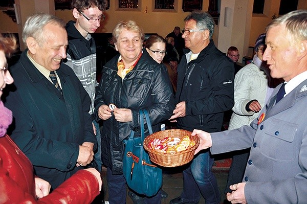 Odblaski rozdawano starszym i młodzieży