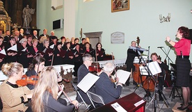  Do ekumenicznych koncertów zaprasza śpiewaków katolicki chór „Lutnia” i dyrygent Maria Gruchel