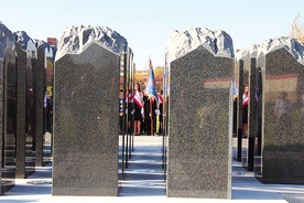  Nowy pomnik tworzy 21 złamanych obelisków