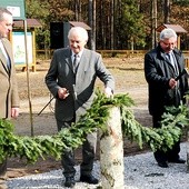  Otwierając ścieżkę, toporkami przecięto symboliczną przegrodę sporządzoną z leśnego igliwia. Pierwszy z lewej Tomasz Sot, dyrektor Regionalnej Dyrekcji Lasów Państwowych w Radomiu 