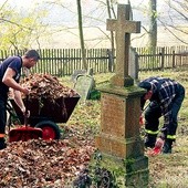   Strażacy z Murowa sprzątają cmentarz w Okołach