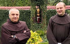 Ojciec Kalikst Mryka (z lewej) i o. Jan Bosko Wojas – polscy franciszkanie w Starym Bohuminie