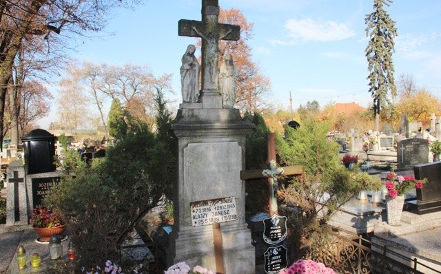 Cmentarz w Czechowicach-Dziedzicach przy kościele NMP Wspomożenia Wiernych