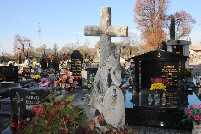 Cmentarz w Czechowicach-Dziedzicach przy kościele NMP Wspomożenia Wiernych